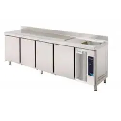 Mesa refrigerada 4 puertas con fregadero 250 cm